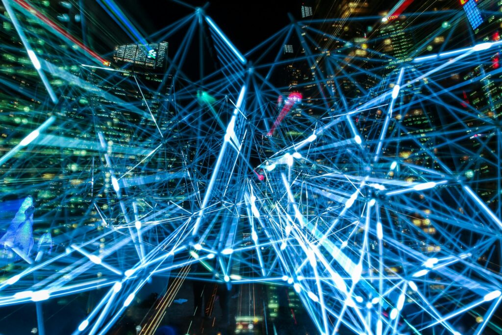 Abstrakt visualisering af digitale netværk og datakommunikation i en moderne by med lysforbundne noder