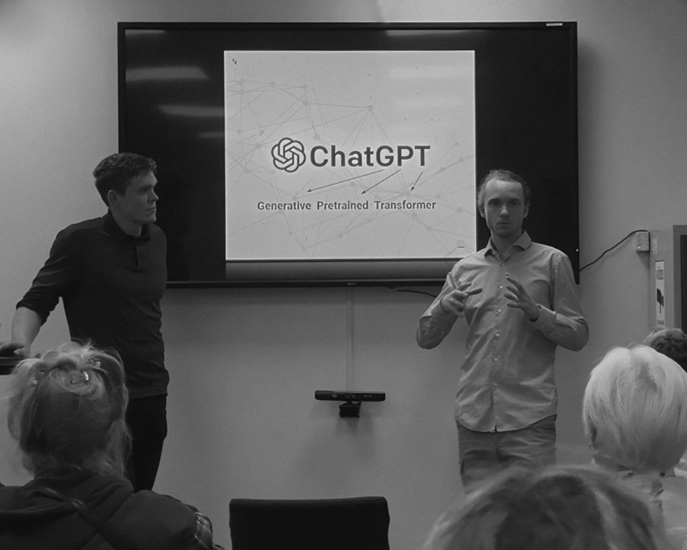 Momentum AI's stiftere afholder workshop om ChatGPT foran publikum med præsentation på skærm